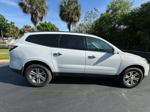 Used 2017 Chevrolet Traverse LT image 2