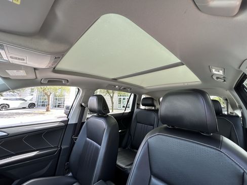 Used 2024 Volkswagen Tiguan SE w/ Panoramic Sunroof Package FWD image 19