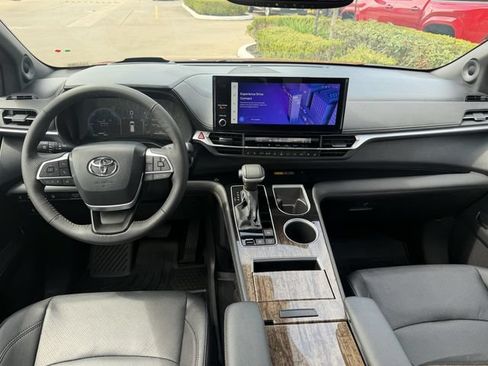 Certified 2025 Toyota Sienna Platinum AWD/4WD image 9