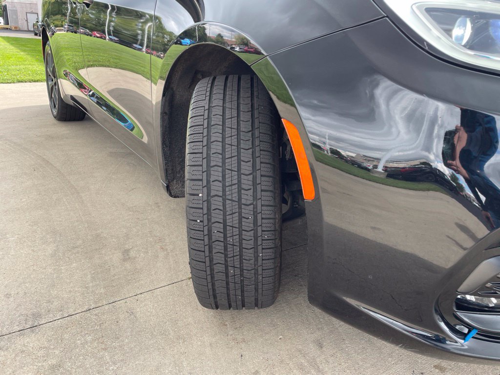 Used 2024 Chrysler Pacifica Touring-L w/ S Appearance Package AWD/4WD image 19