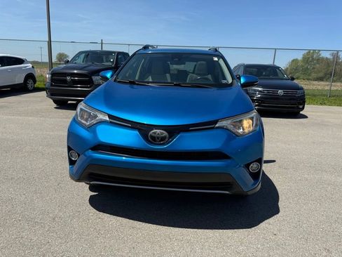Used 2018 Toyota RAV4 XLE AWD/4WD image 2