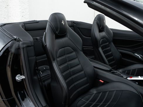 Used 2018 Ferrari California T RWD image 32