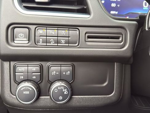 Used 2023 Chevrolet Suburban Z71 w/ Luxury Package image 18