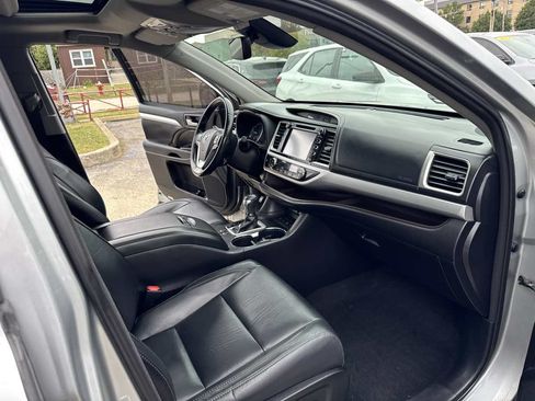 Used 2017 Toyota Highlander XLE w/ Carpet Mat Package AWD/4WD image 25