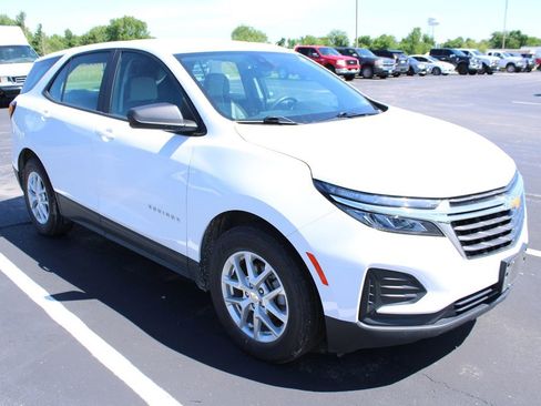 Used 2022 Chevrolet Equinox LS FWD image 3