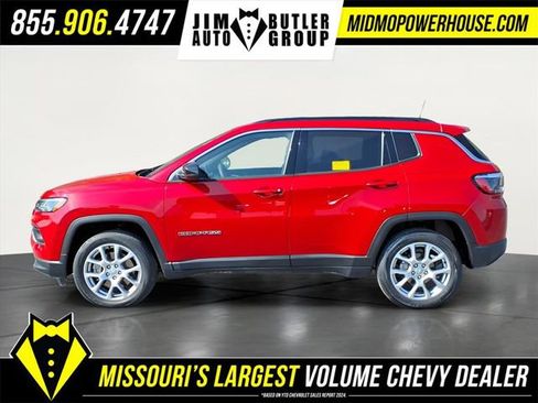 Used 2023 Jeep Compass Latitude image 2