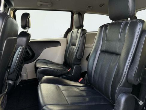 Used 2014 Chrysler Town & Country Touring image 12