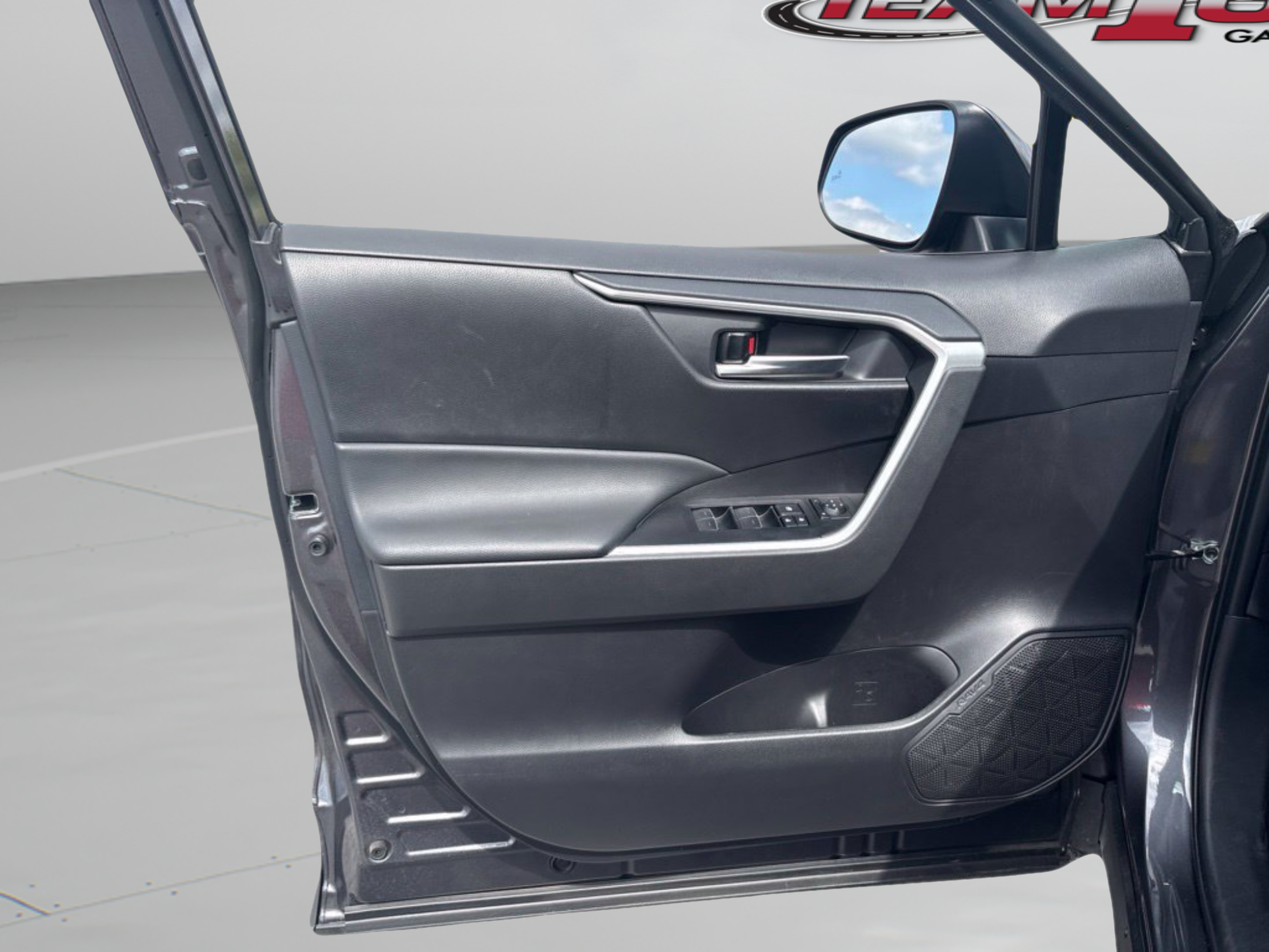 Used 2025 Toyota RAV4 XLE FWD image 20