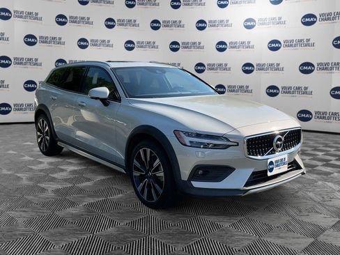 Used 2020 Volvo V60 T5 Cross Country AWD/4WD image 7