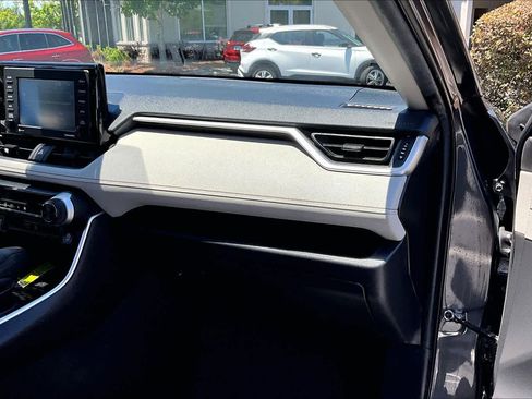 Used 2021 Toyota RAV4 XLE w/ Convenience Package FWD image 19