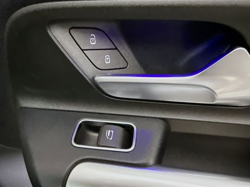 Used 2024 Mercedes-Benz EQB 300 4MATIC image 31