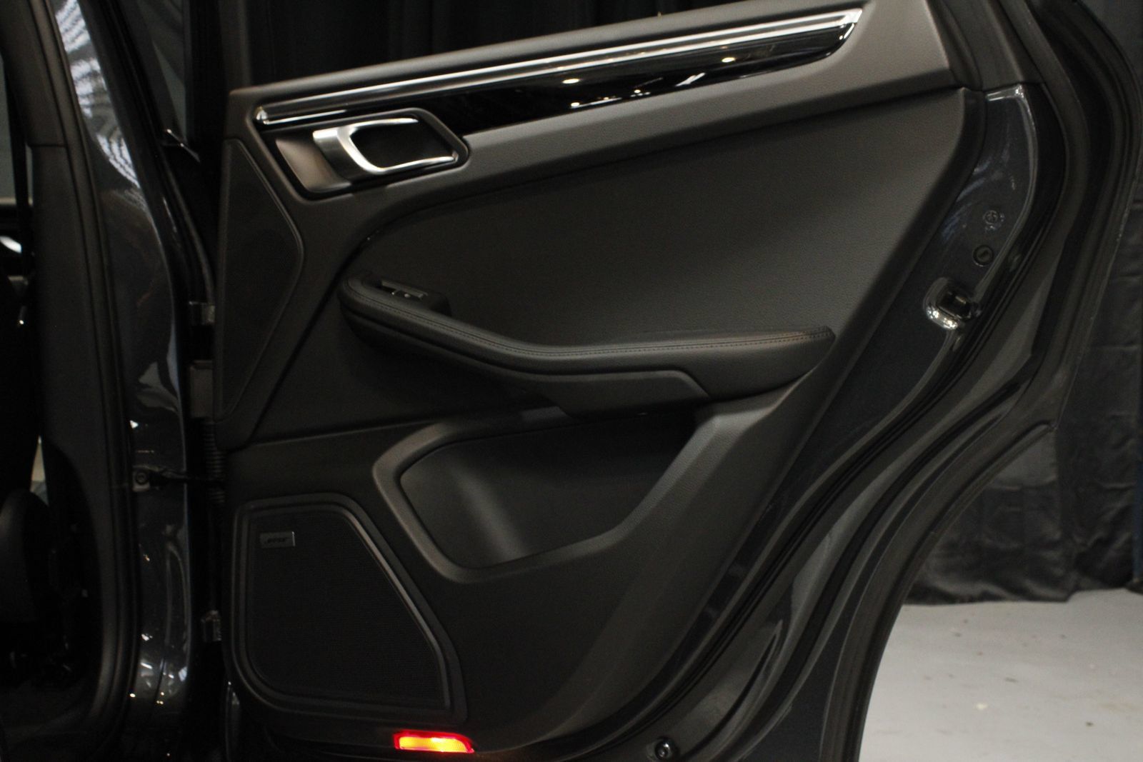 Certified 2026 Porsche Macan AWD/4WD image 18