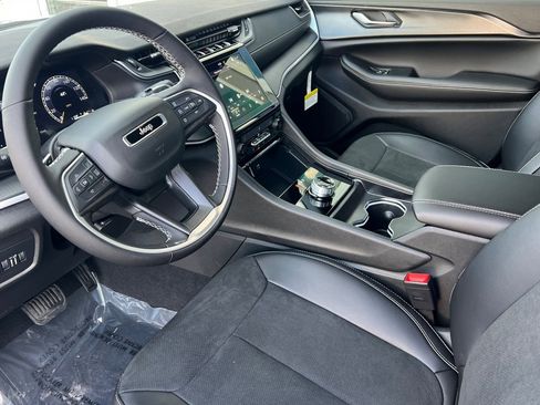 New 2025 Jeep Grand Cherokee Altitude image 8