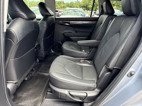Used 2022 Toyota Highlander Limited FWD image 14