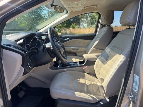 Used 2017 Ford Escape SE w/ SE Leather Comfort Package AWD/4WD image 12
