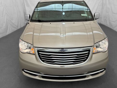 Used 2016 Chrysler Town & Country Touring-L w/ Driver Convenience Group FWD image 2