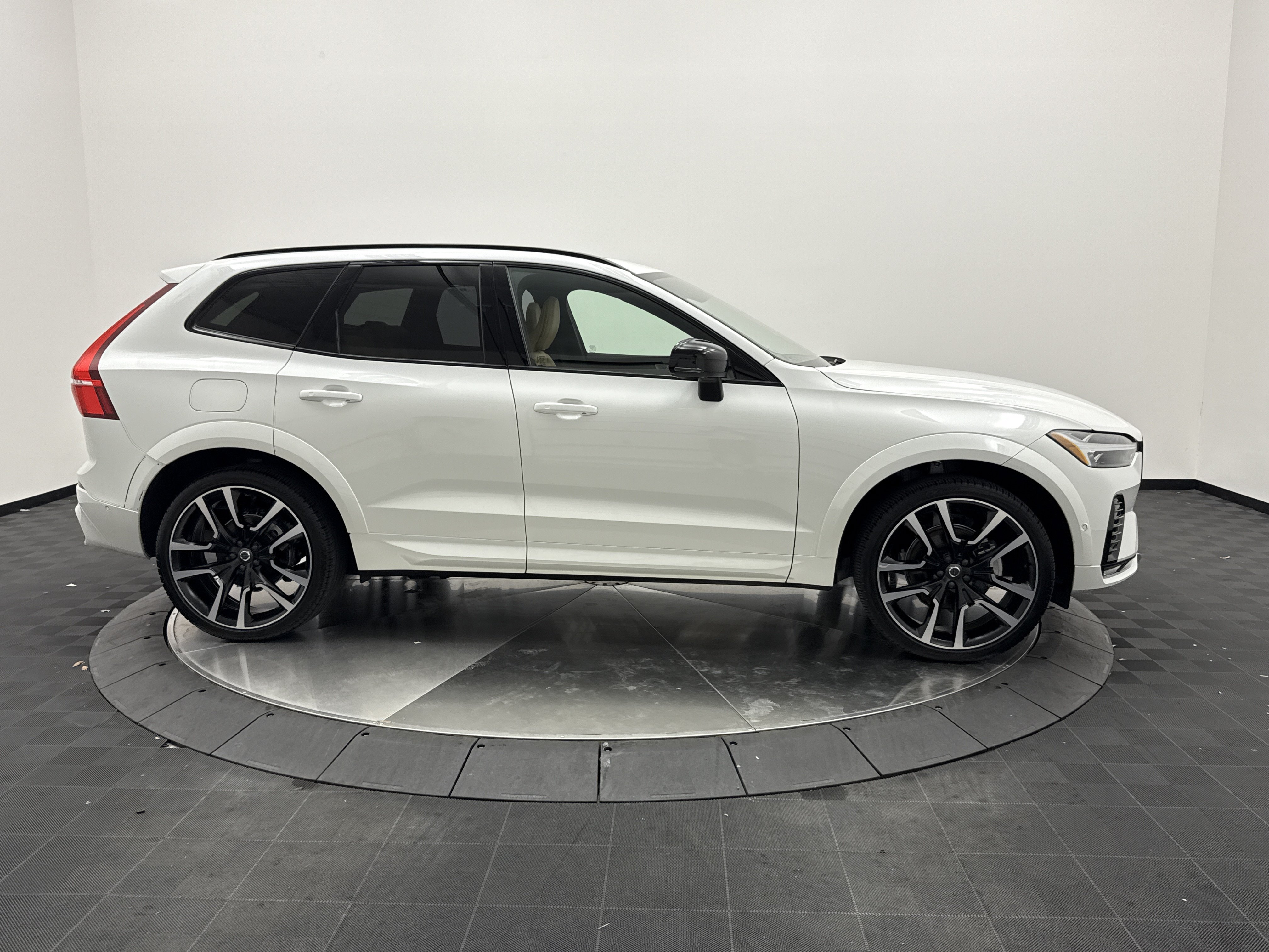 Certified 2025 Volvo XC60 B5 Ultra w/ Protection Package Premier AWD/4WD image 9
