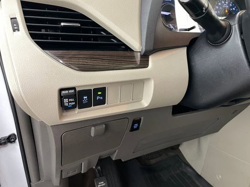 Used 2018 Toyota Sienna XLE Premium AWD/4WD image 32