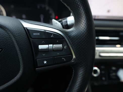 Used 2025 Genesis G70 2.5T RWD image 19