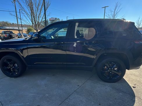 New 2025 Jeep Grand Cherokee Altitude image 10