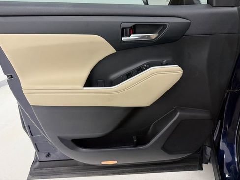 Used 2023 Toyota Highlander XLE FWD image 29