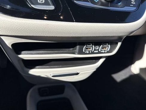 Used 2024 Chrysler Pacifica Touring-L FWD image 29