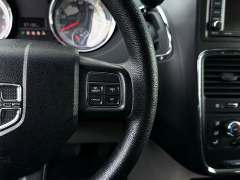 Used 2018 Dodge Grand Caravan SE w/ UConnect Hands-Free Group image 32