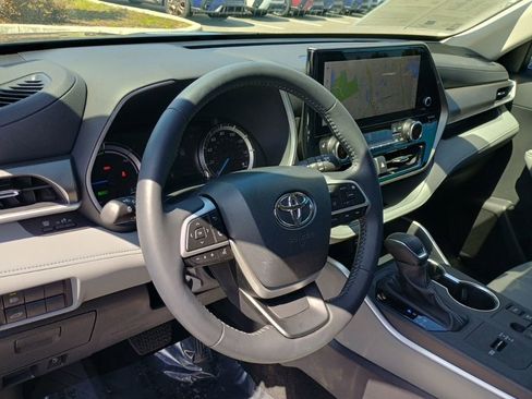 Used 2025 Toyota Highlander XLE AWD/4WD image 12