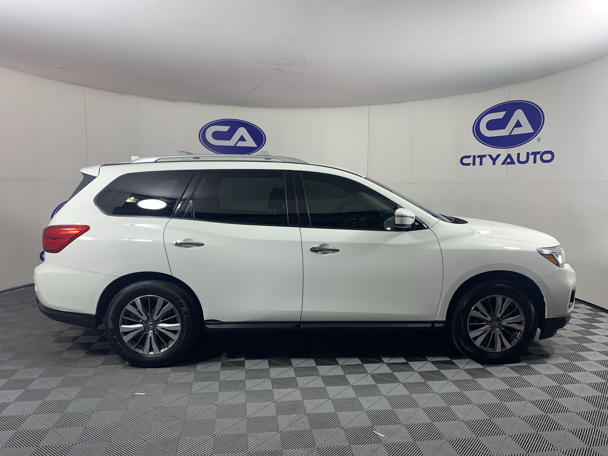 Used 2019 Nissan Pathfinder SV w/ Cargo Package FWD image 2