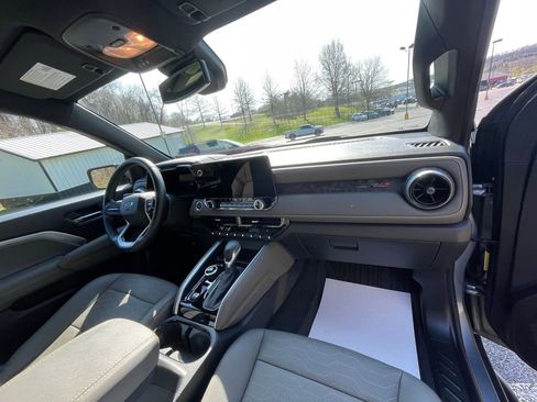 Used 2025 Chevrolet Colorado ZR2 w/ Technology Package image 12