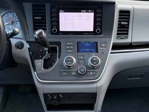 Used 2020 Toyota Sienna XLE image 25