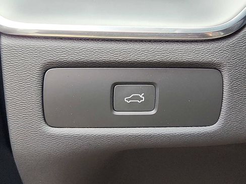 Used 2025 Volvo XC60 B5 Core image 24