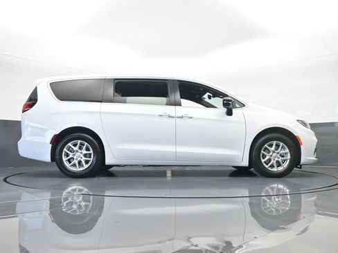 Used 2025 Chrysler Pacifica Select FWD image 57