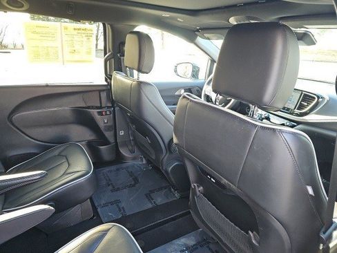 Used 2026 Chrysler Pacifica Limited image 17