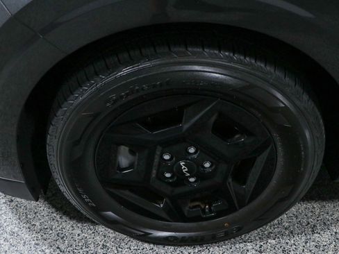 Used 2025 Kia Carnival FWD image 11