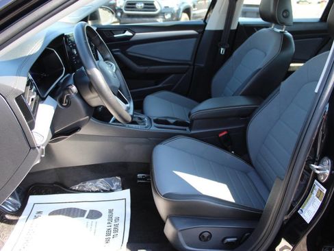 Used 2025 Volkswagen Jetta SE image 16