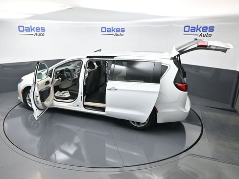 Used 2018 Chrysler Pacifica Touring Plus w/ Tire & Wheel Group image 59