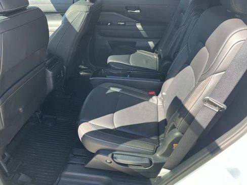 Used 2024 Nissan Pathfinder SL w/ SL Premium Package image 17