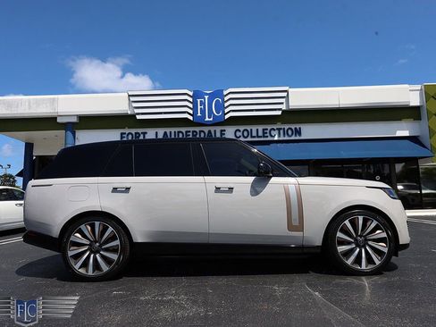 Used 2024 Land Rover Range Rover SV image 13