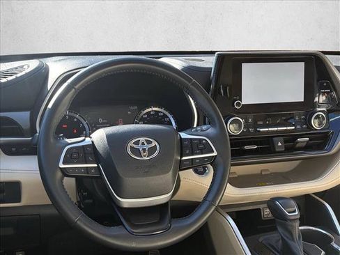 Used 2023 Toyota Highlander XLE image 14