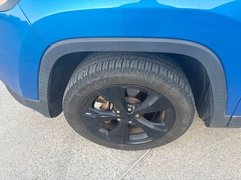 Used 2018 Jeep Cherokee Latitude w/ Altitude Package FWD image 9