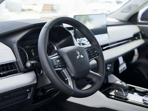 Used 2025 Mitsubishi Outlander SE image 23