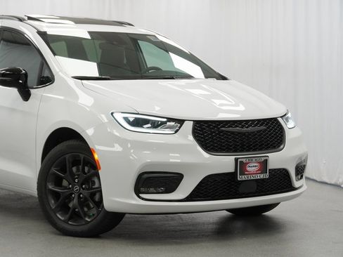 New 2026 Chrysler Pacifica Limited w/ S Appearance Package image 3