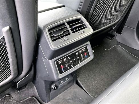 Used 2022 Audi e-tron Premium Plus w/ Premium Plus Package image 18