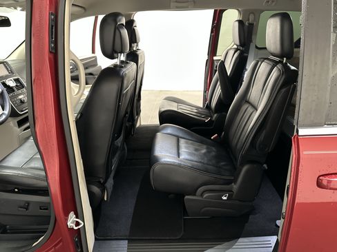 Used 2016 Chrysler Town & Country Touring FWD image 18