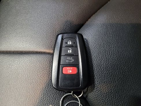 Used 2022 Toyota Highlander XLE AWD/4WD image 32