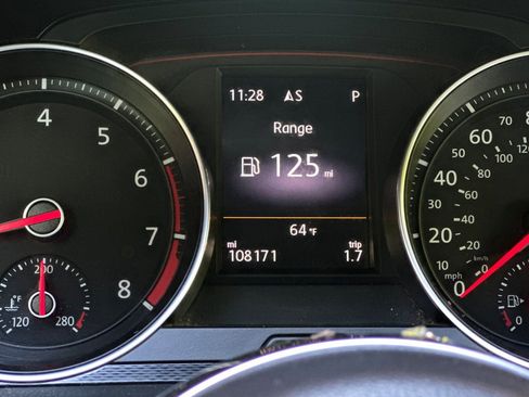 Used 2015 Volkswagen GTI SE FWD image 31