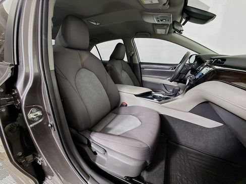 Used 2020 Toyota Camry LE image 27