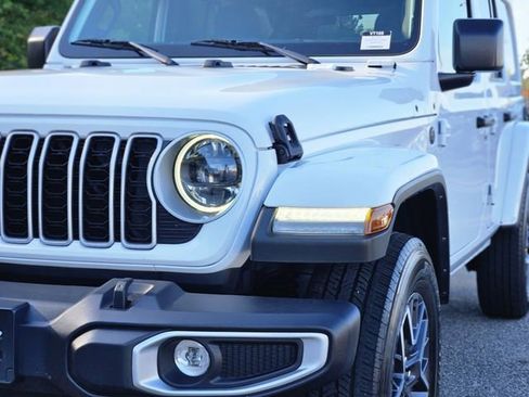 Used 2025 Jeep Wrangler Unlimited Sahara AWD/4WD image 9