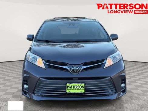 Used 2020 Toyota Sienna XLE w/ XLE Navigation Package FWD image 2